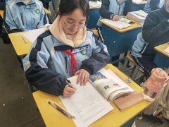 乙则着沉提出：“打饭速度可否快点